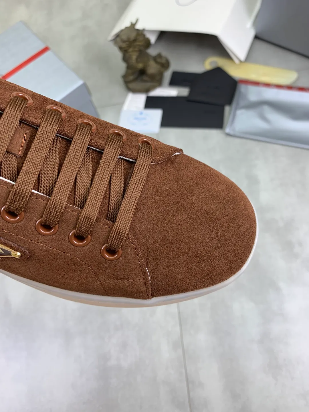 Men's shoes 💰P540💰【New model】The hot model is on the official website, 🆘 The trendy brand (Prada) mainly promotes the hot model, the avant-garde and versatile fashion men's shoes are privately modeled, the cowhide surface is spliced 1:1.. The fashion is simple, the original imported cowhide lining and the cowhide feet; the atmosphere and personality are more fashionable, eye-catching and pursuing class. It will subvert the old idea and be a must-have for fashion trendsetters with you! Must keep it for yourself! Tall and comfortable, large and low, high-end quality workmanship. Size: 38-45; 3️⃣colors available.